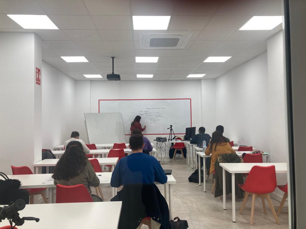 FOTO 5 AULA CON ALUMNOS Aula Academia Atri